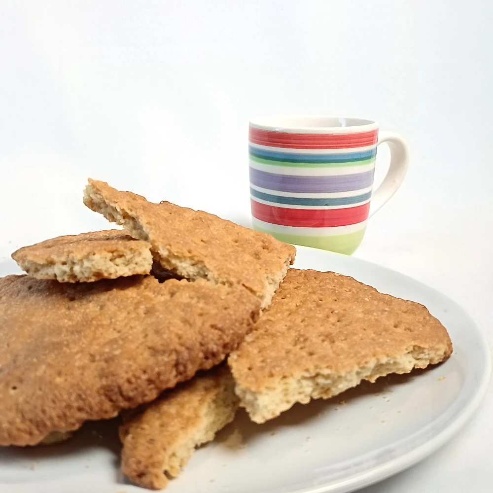 gibassier dans une assiette à coté d'une tasse de thé