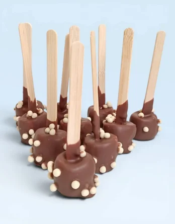 Sucette guimauve artisanale enrobée de chocolat au lait avec perles croustillantes, fabrication maison par La Maison Griess à Cadolive