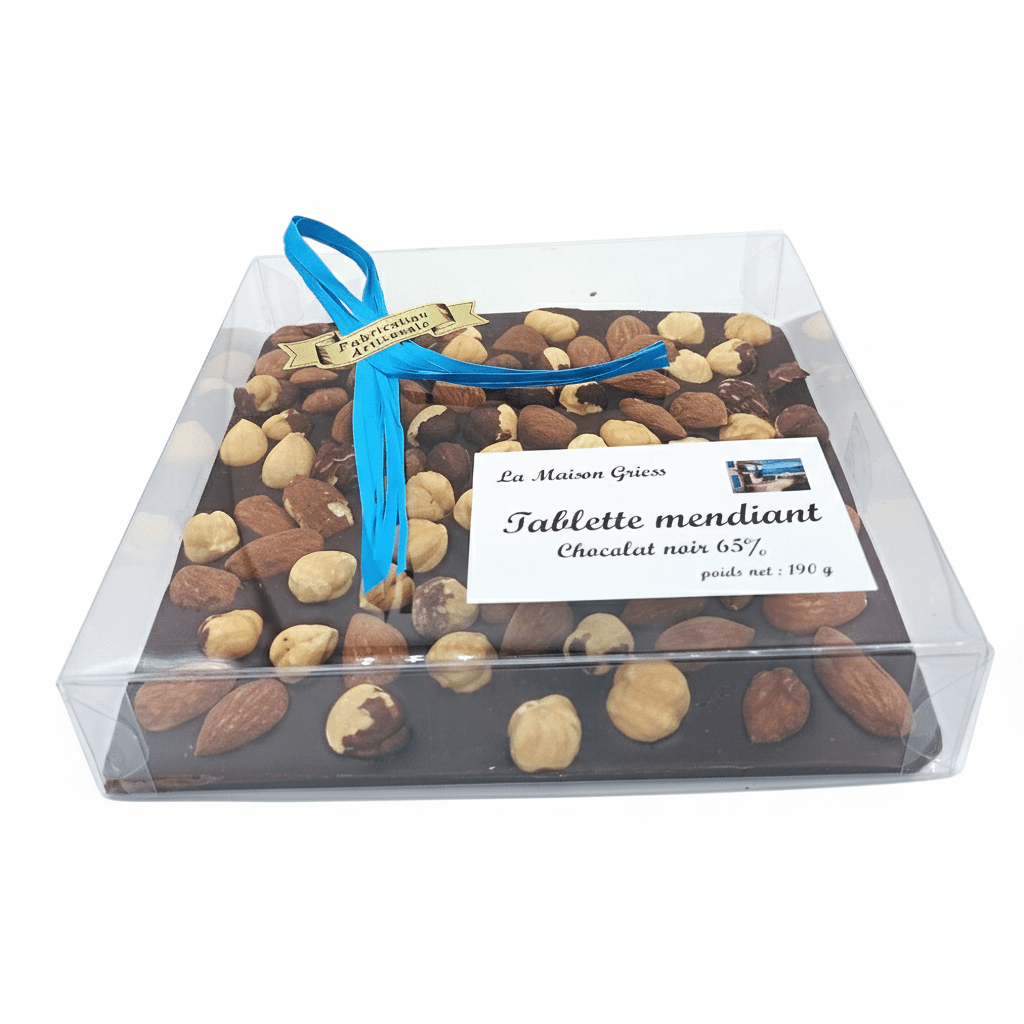 tablette mendiant de chocolat noir amande noisette dans une boite transparente