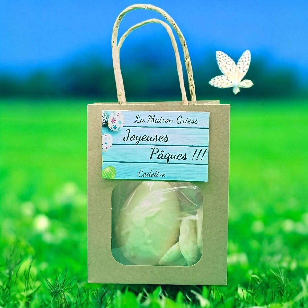 œuf de paques dans un petit sec kraft dans l'herbe