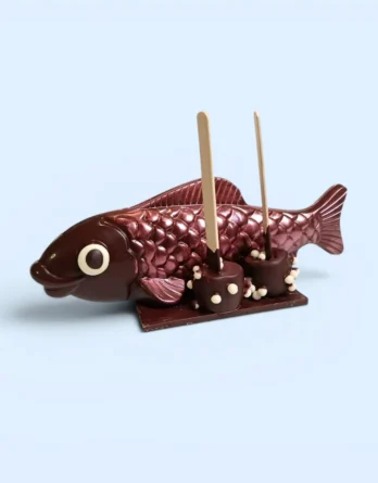 grand poisson décoré sur socle en chocolat noir avec sucettes guimauves pour pâques 2027