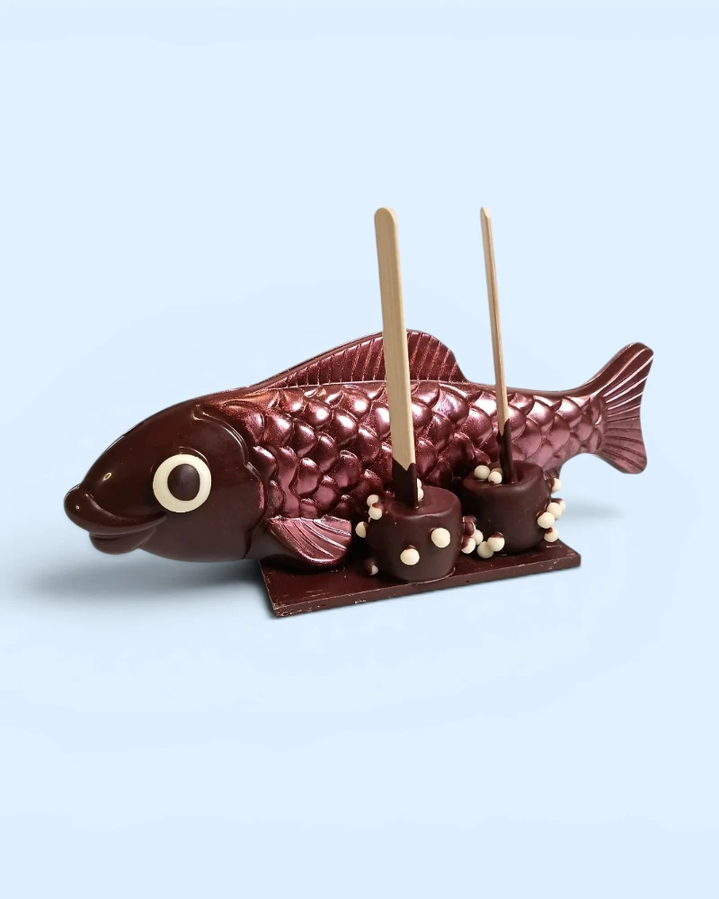 grand poisson décoré sur socle en chocolat noir avec sucettes guimauves pour pâques 2027