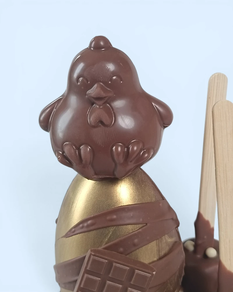 poussin sur un œuf décoré au chocolat au lait de la maison griess à cadolive